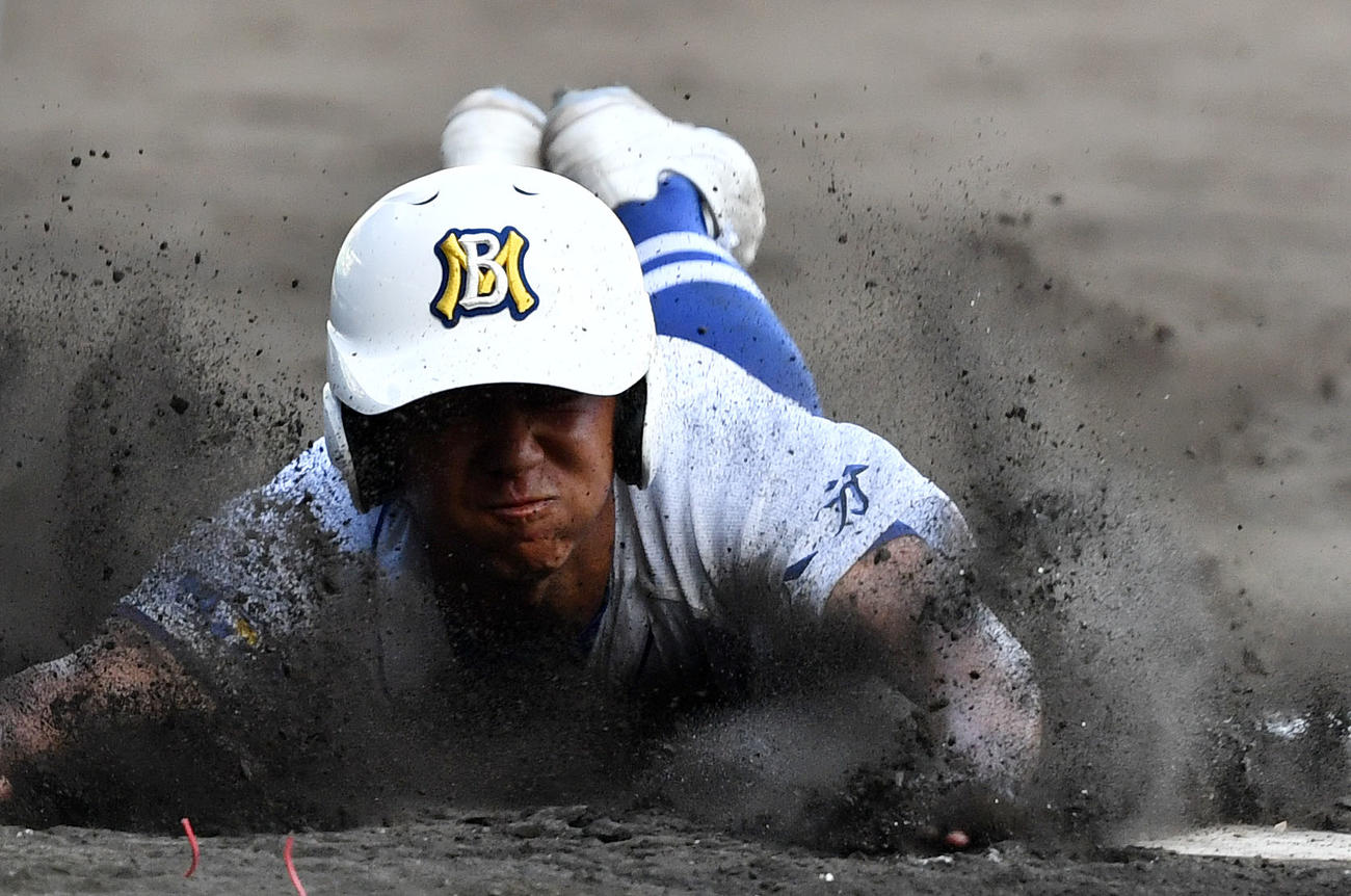 明豊対県岐阜商　7回表明豊2死一、二塁、野上の一塁適時内野安打で本塁へ生還する宮川（撮影・横山健太）