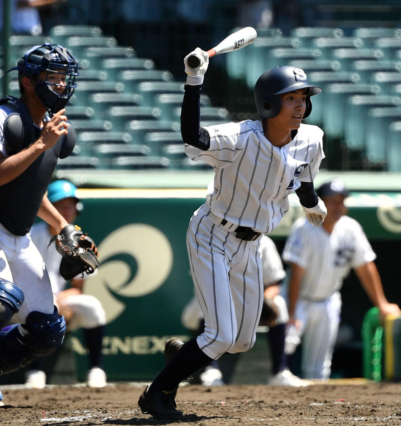 広島新庄対天理　4回表広島新庄1死二、三塁、一塁への適時内野安打を放つ秋田（撮影・横山健太）