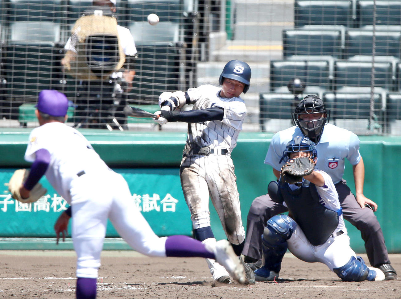 広島新庄対天理　5回表広島新庄1死二塁、明光は中に適時二塁打を放つ（撮影・上山淳一）