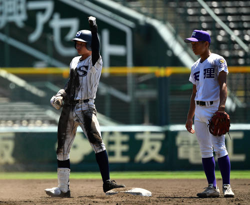 広島新庄対天理 5回表広島新庄1死二塁、右中間への適時二塁打を放ちガッツポーズする明光(撮影・横山健太)