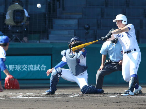 明豊対県岐阜商 1回表明豊1死二塁、小川は右に先制の適時二塁打を放つ(撮影・上山淳一)
