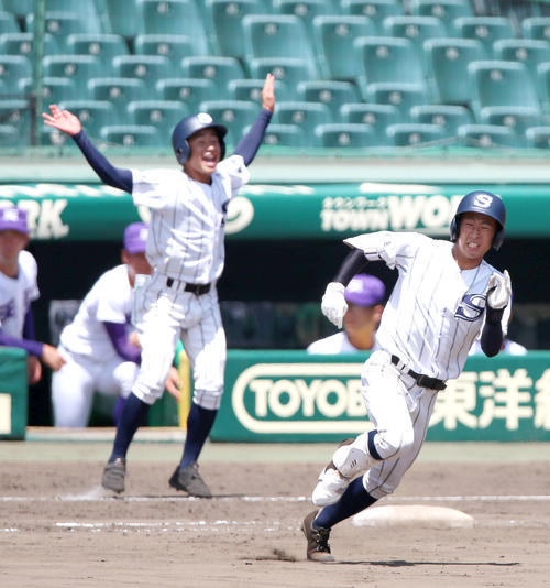 広島新庄対天理 8回表広島新庄1死一塁、浜岡は右に二塁打を放ち二塁に向かう(撮影・上山淳一)