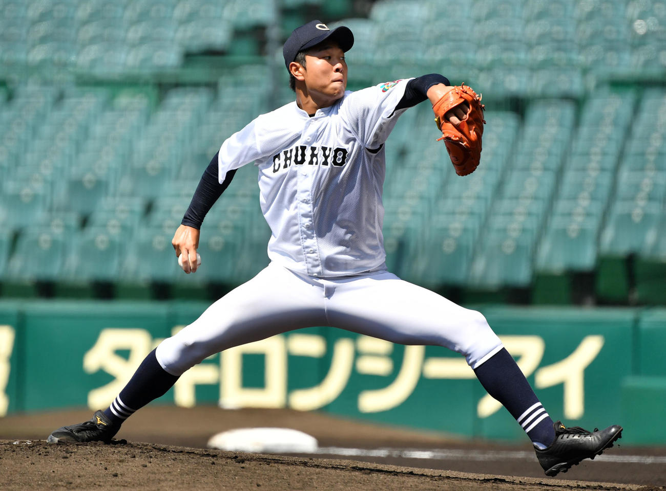 智弁学園対中京大中京　力投する中京大中京先発の高橋（撮影・横山健太）