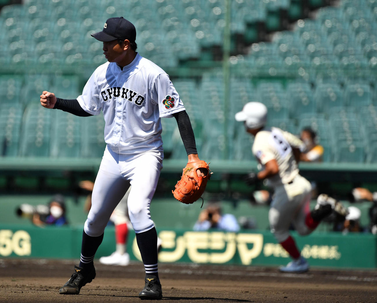 智弁学園対中京大中京　1回表を無失点に抑えガッツポーズする中京大中京・高橋（撮影・横山健太）