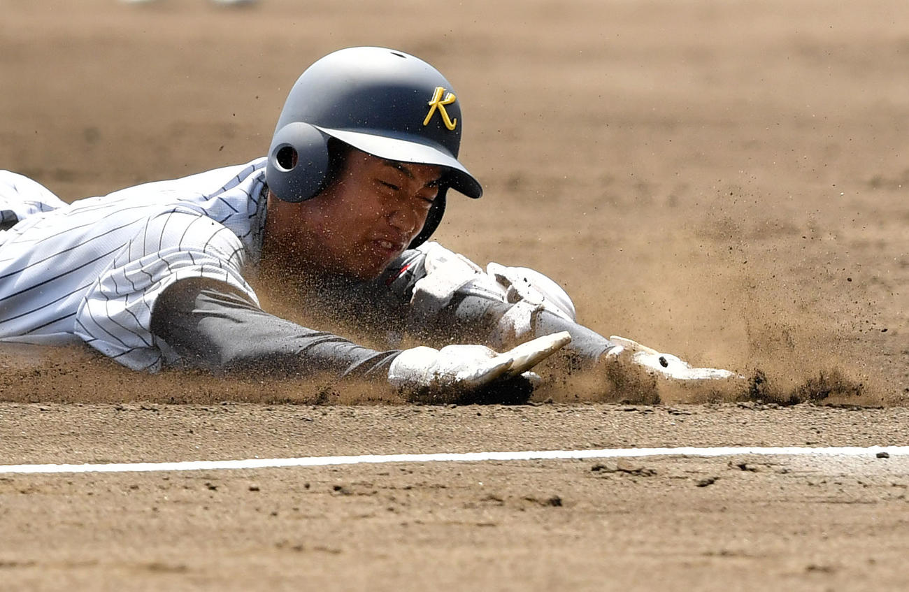 鹿児島城西対加藤学園　3回裏加藤学園2死、中越え三塁打を放ちヘッドスライディングする太田（撮影・横山健太）