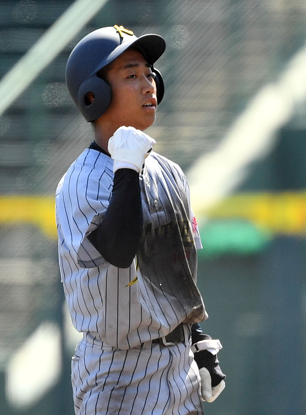 鹿児島城西対加藤学園　6回裏加藤学園1死、左二塁打を放ちガッツポーズする太田（撮影・横山健太）