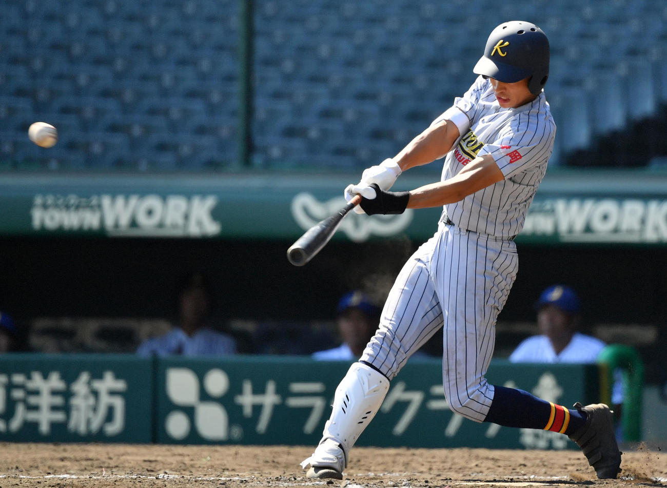 鹿児島城西対加藤学園　8回裏加藤学園2死二塁、中越え2点ランニング本塁打を放つ杉山（撮影・横山健太）