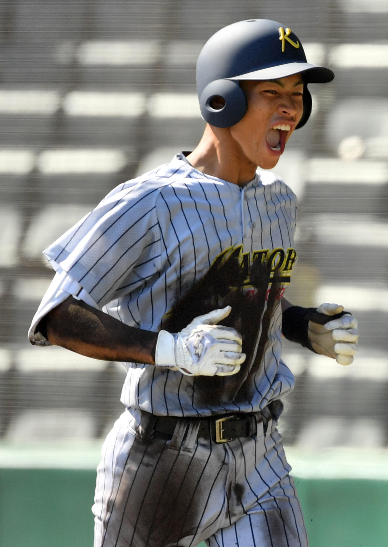 鹿児島城西対加藤学園　8回裏加藤学園2死二塁、中越え2点ランニング本塁打を放ち笑顔を見せる杉山（撮影・横山健太）
