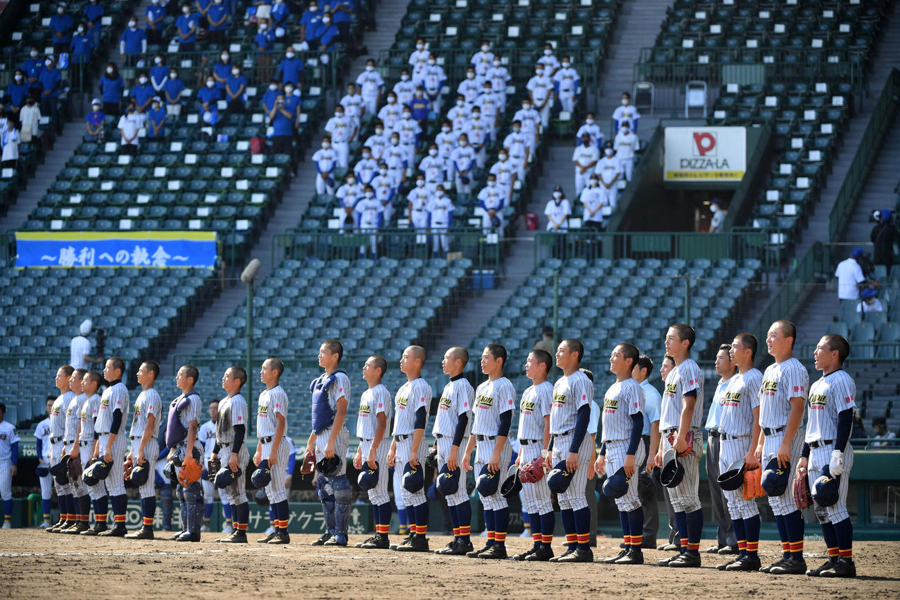 鹿児島城西対加藤学園　整列し校歌を歌う加藤学園ナイン（撮影・横山健太）