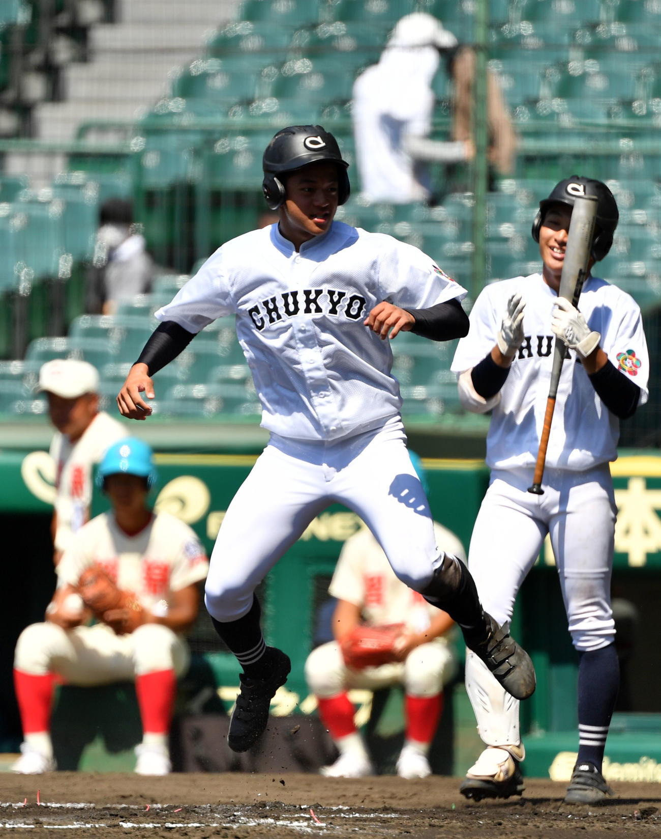 智弁学園対中京大中京　1回裏中京大中京無死三塁、暴投の間に本塁へ生還する西村（撮影・横山健太）