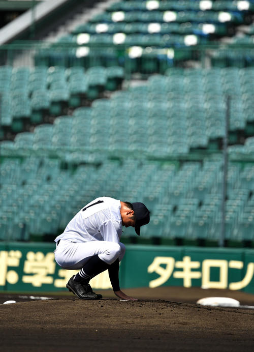 智弁学園対中京大中京　マウンドプレートに手を置く中京大中京・高橋（撮影・横山健太）