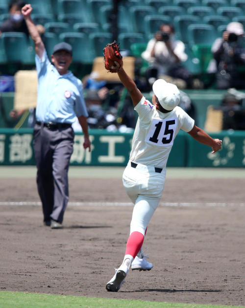 智弁学園対中京大中京　タイブレーク10回裏中京大中京無死満塁、西村の二飛を二塁手錦織は一度は捕球も、その後に落球しサヨナラとなる（撮影・上山淳一）