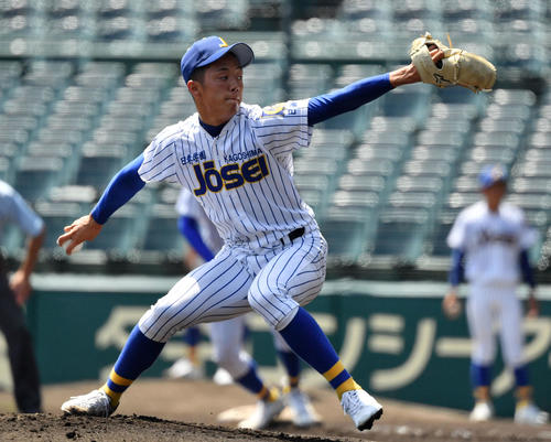 鹿児島城西対加藤学園　力投する鹿児島城西先発の八方（撮影・横山健太）