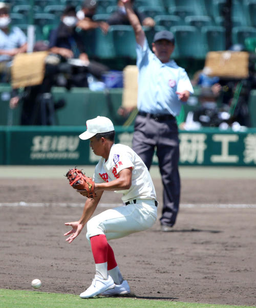 智弁学園対中京大中京　タイブレーク10回裏中京大中京無死満塁、西村の二飛を二塁手錦織は一度は捕球も、その後に落球しサヨナラとなる（撮影・上山淳一）