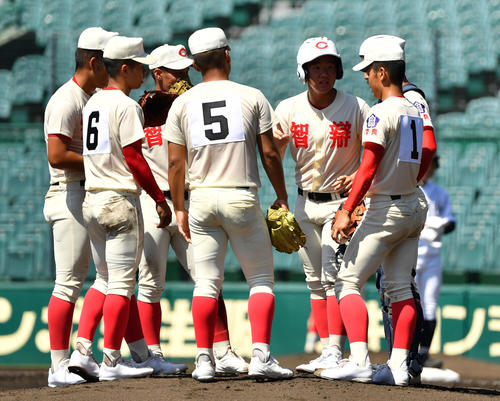 智弁学園対中京大中京　1回裏途中、マウンドに集まる智弁学園ナイン（撮影・横山健太）