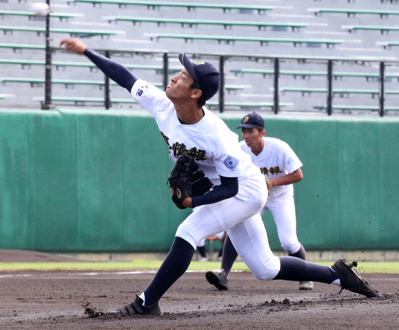 力投する札幌国際情報先発の原田（撮影・浅水友輝）