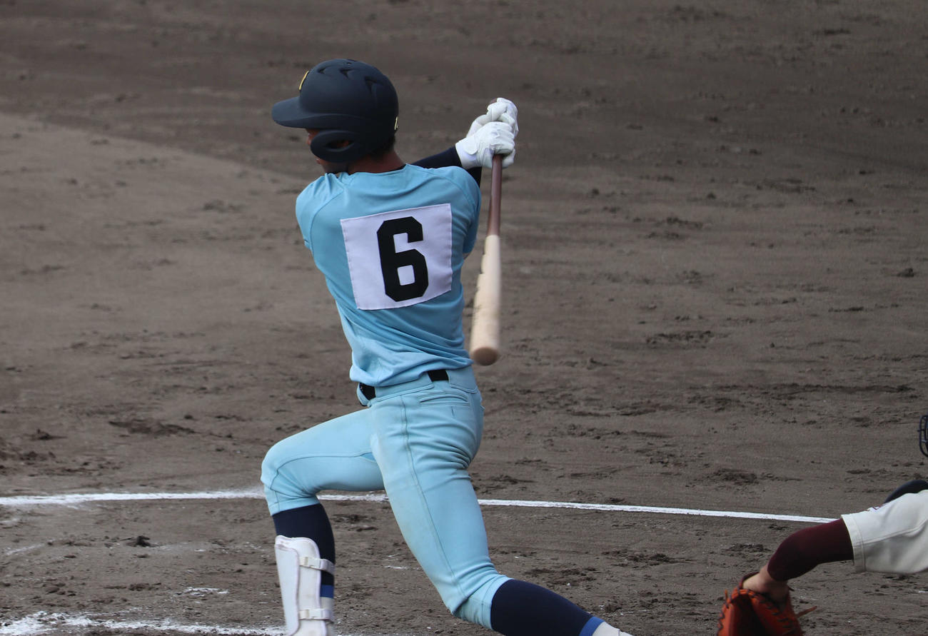 瀬田工戦で適時打を放つ近江・土田（撮影・平井稀花）