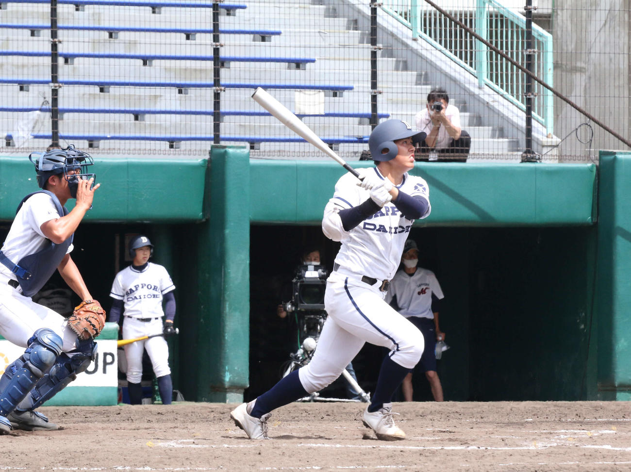 札幌第一対札幌国際情報　8回表札幌第一2死一、三塁、西正は右中間に3点本塁打を放つ（撮影・浅水友輝）