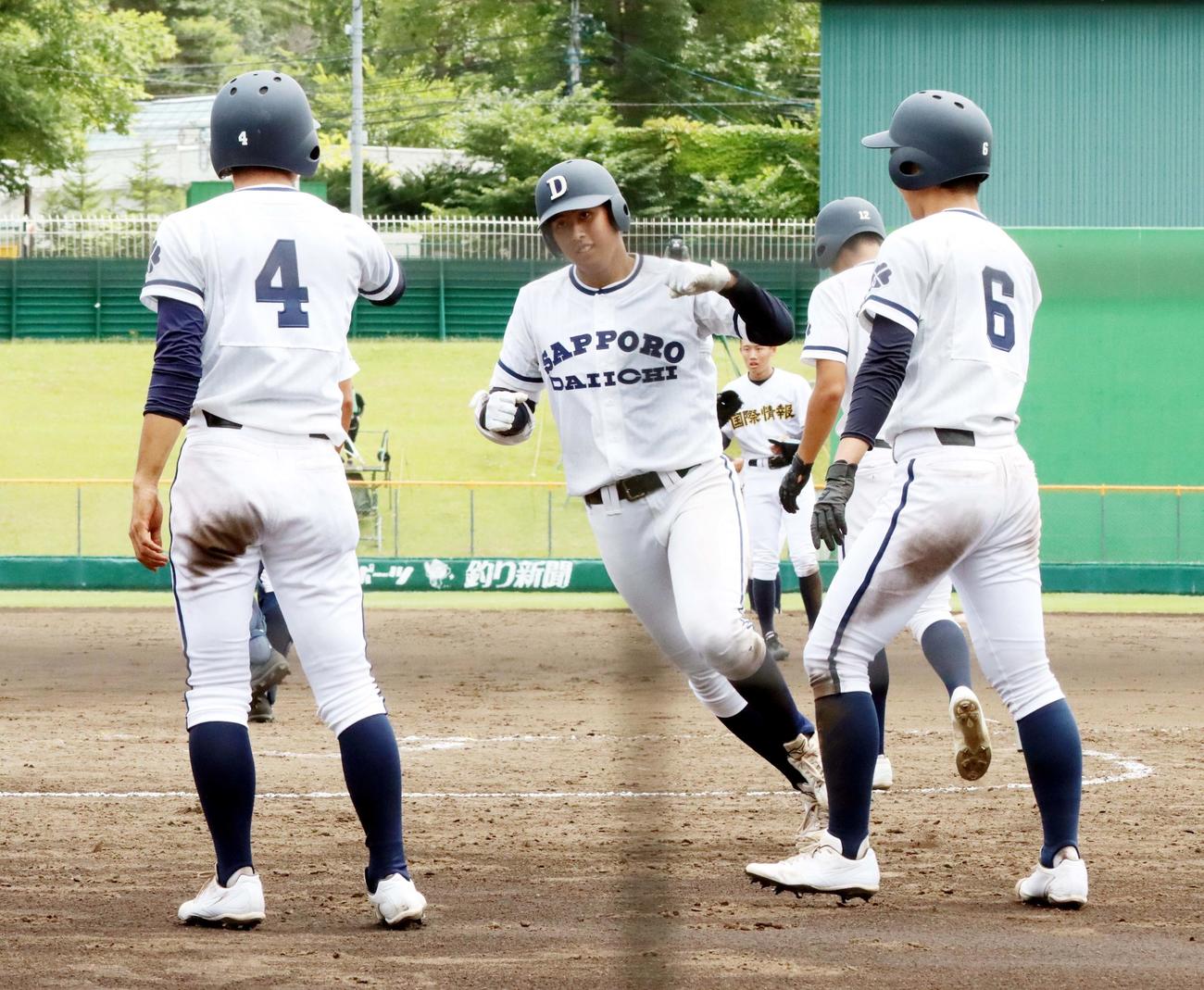 札幌第一対札幌国際情報　8回表札幌第一2死一、三塁、4番西正が左中間3ランを放ち生還する（撮影・永野高輔）