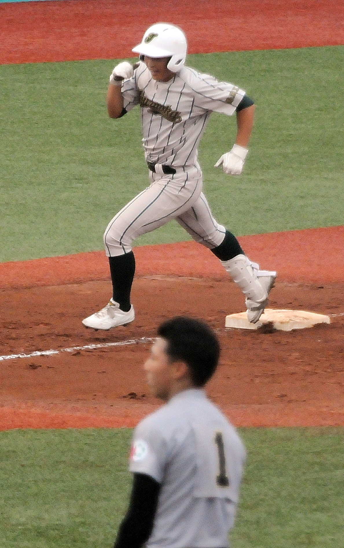 鶴岡東対青森山田　9回表、鶴岡東1死。8番代打・吉田が青森山田エース小牟田（手前）から右翼越え本塁打を放つ