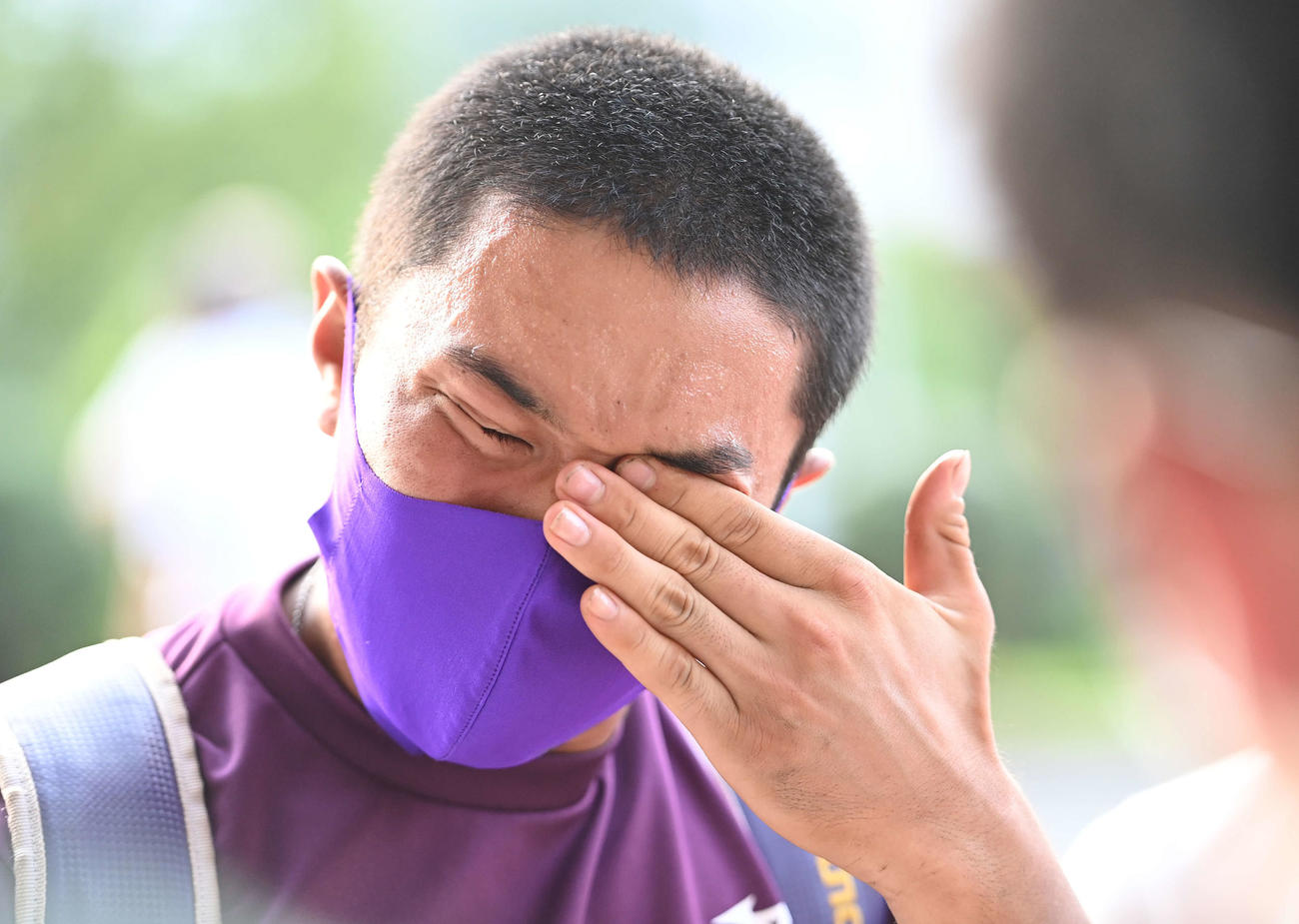 成田対銚子商　銚子商に敗れ、涙ながらに囲み取材に応じる成田・古谷（撮影・鈴木みどり）