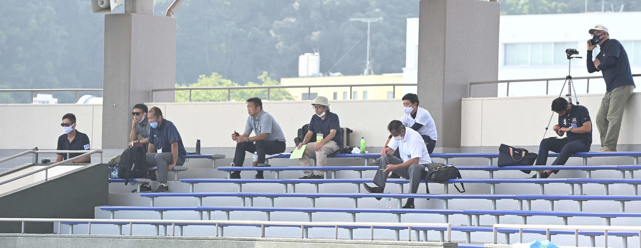 田対銚子商　試合を見るスカウトと報道陣（撮影・鈴木みどり）