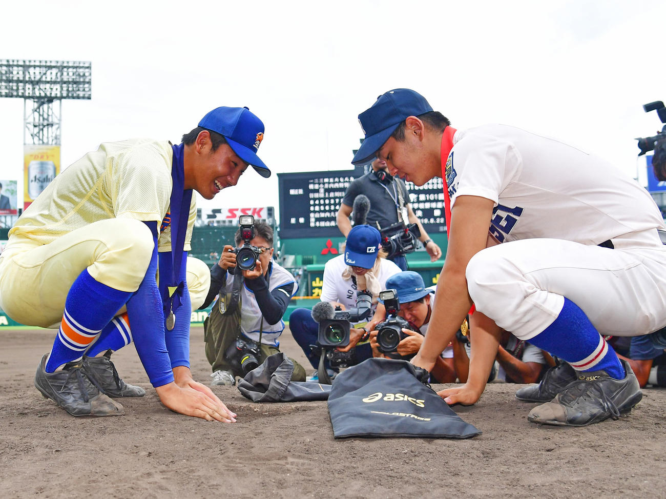 昨年の夏の甲子園で、閉会式を終え最後にマウンドで土を集める星稜・奥川恭伸（左）と履正社・清水大成（2019年8月22日撮影）