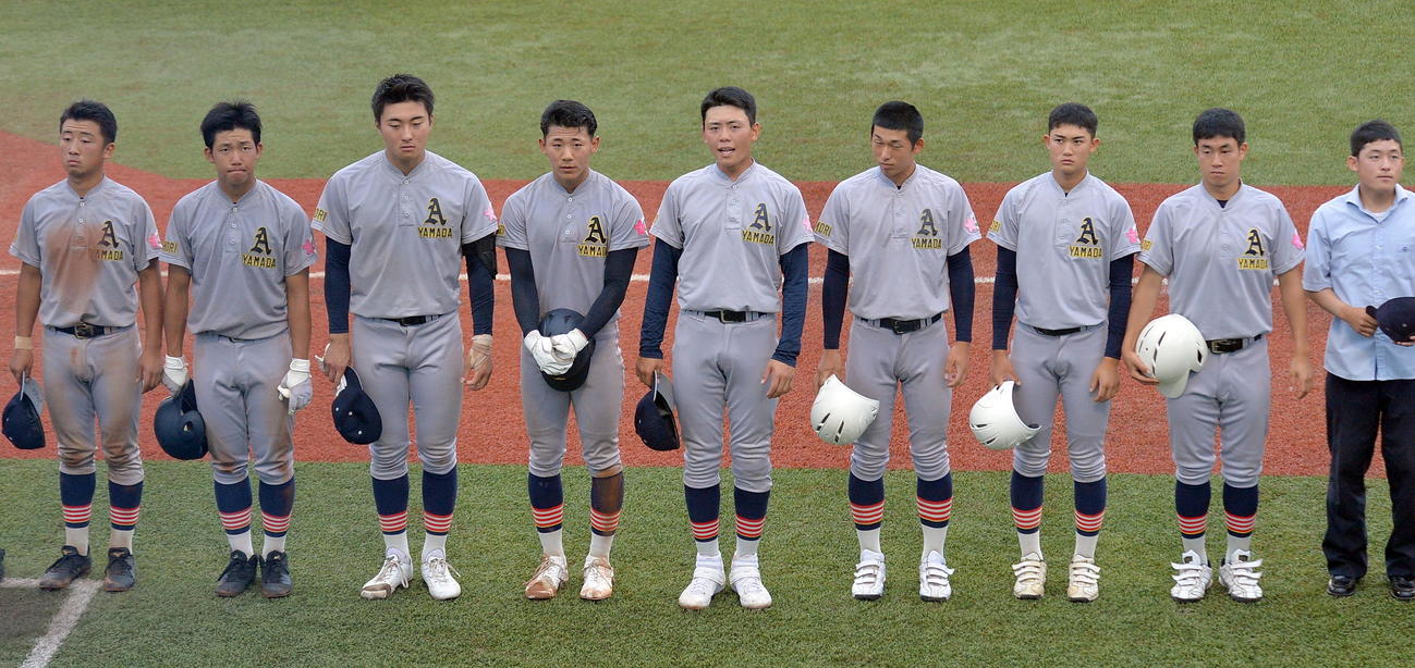 鶴岡東対青森山田　初戦敗退に悔しい表情でスタンドに向かってあいさつする青森山田・小牟田（左から4人目）ら選手たち（撮影・鎌田直秀）