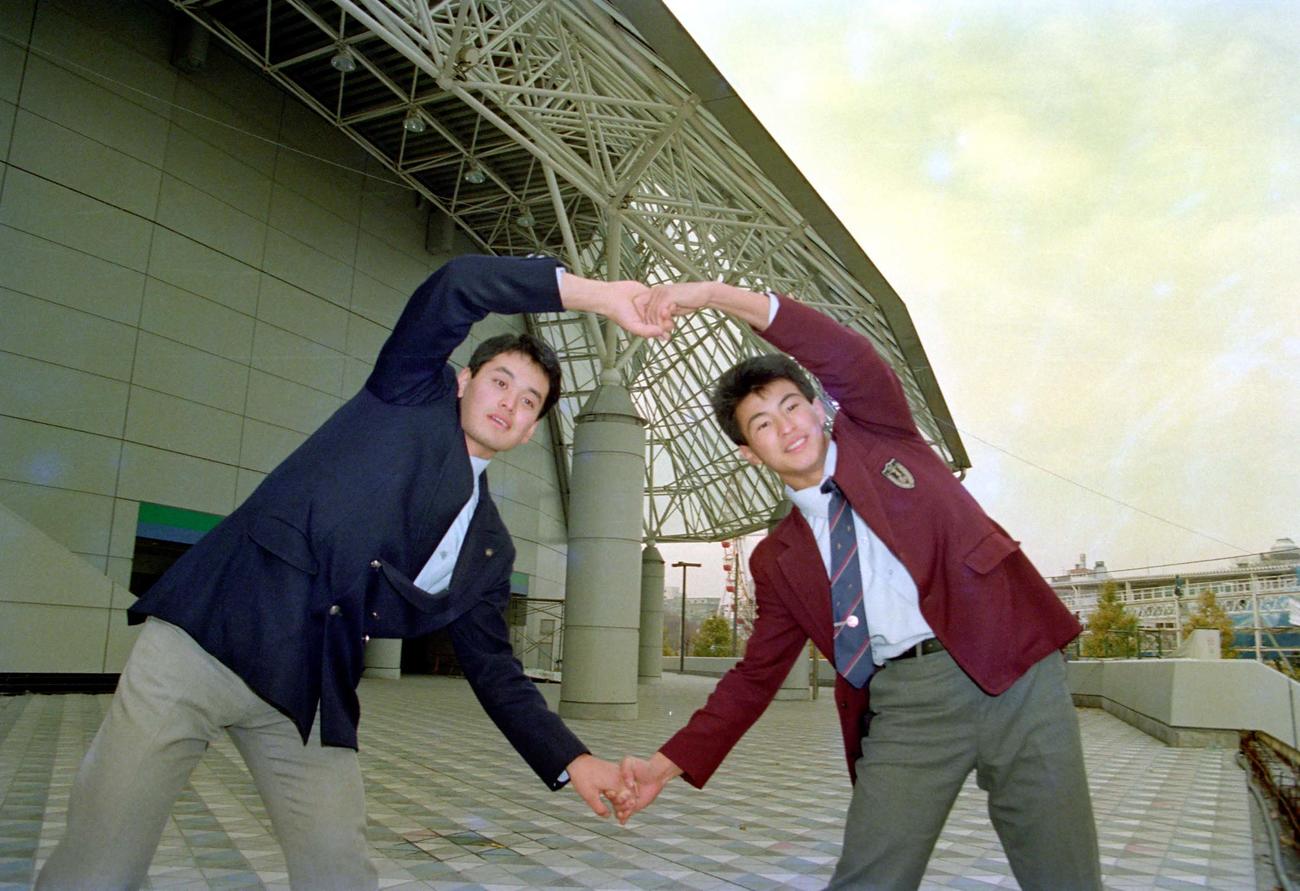87年11月、日本ハム入団が決まり、新本拠地となる東京ドームの前でポーズをとる芝草（左）と島田