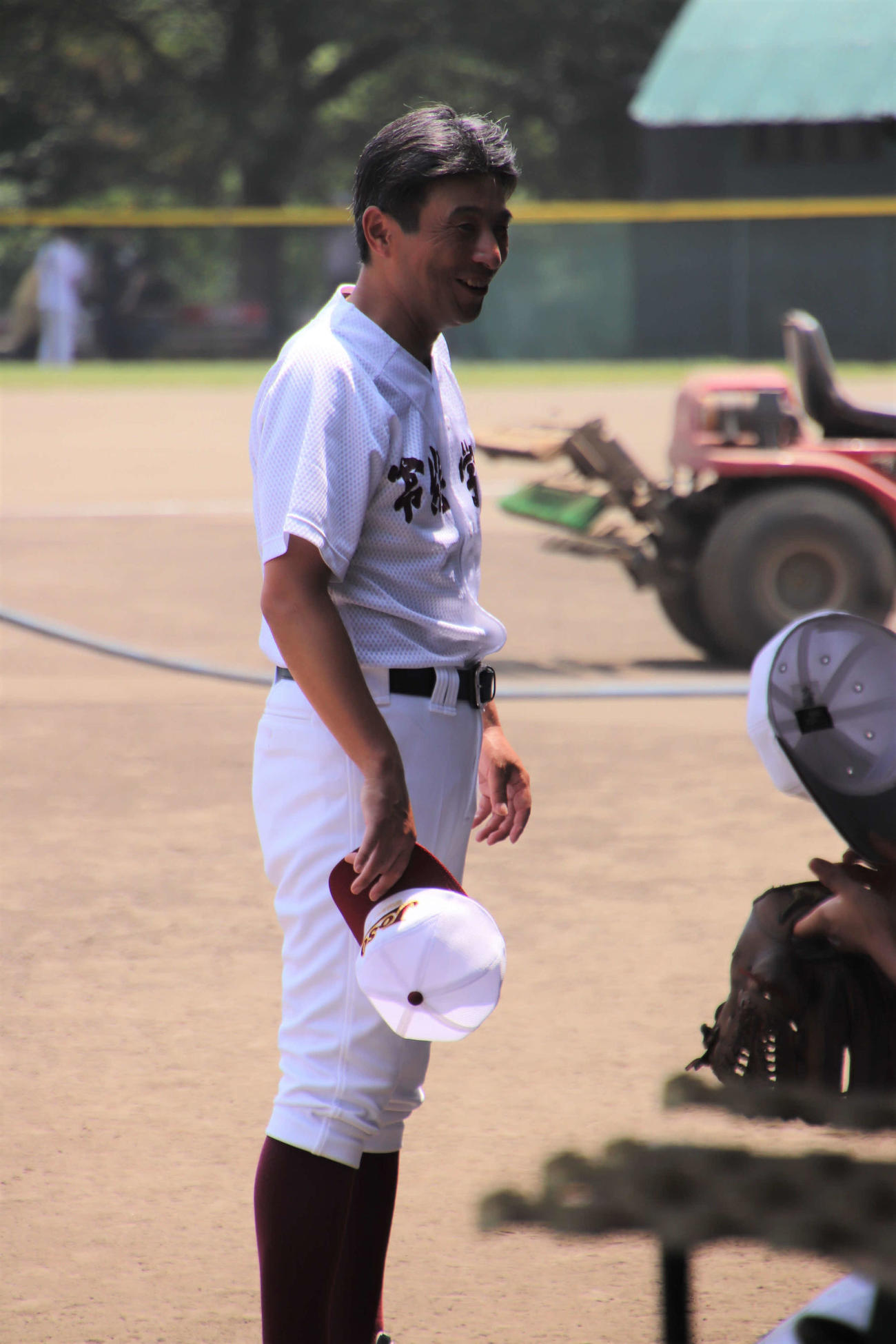 初采配を振るった練習試合で大勝し笑顔で選手たちにあいさつをする元プロ野球の島田監督（撮影・保坂淑子）