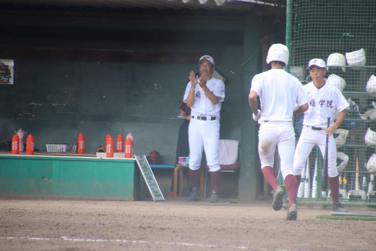練習試合で初采配を振るう常総学院・島田監督（撮影・保坂淑子）