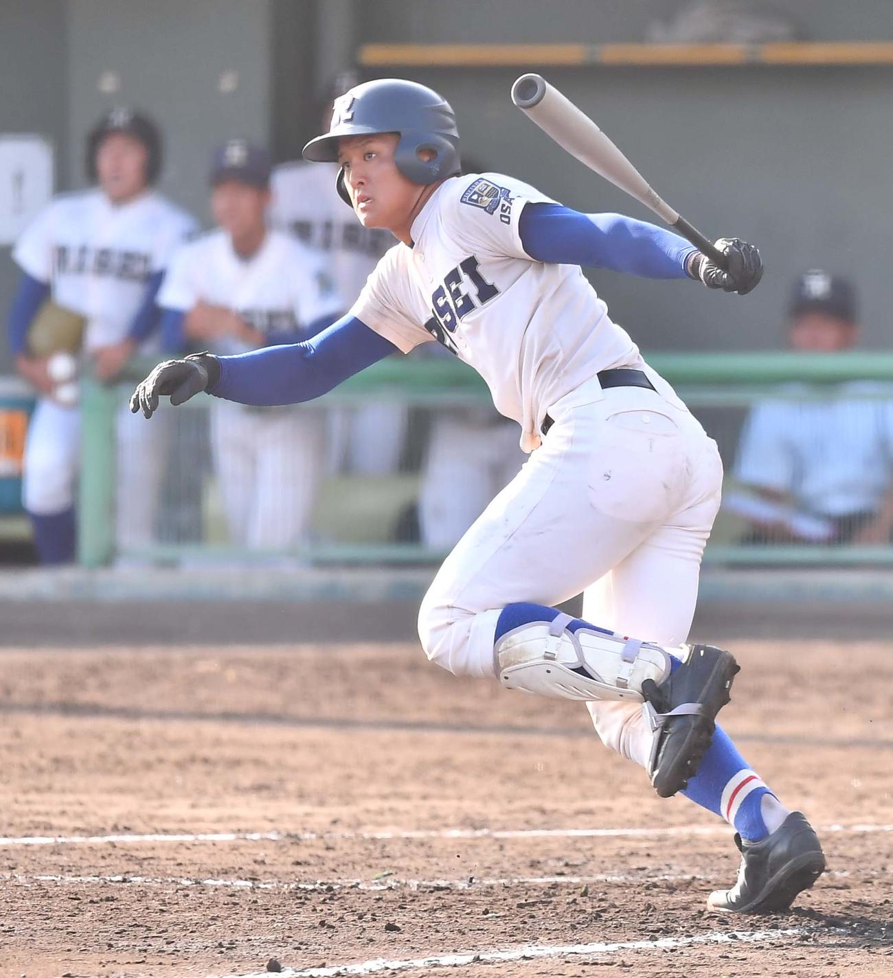 信太戦の5回、履正社・関本勇輔は左越え適時二塁打を放つ（撮影・上田博志）