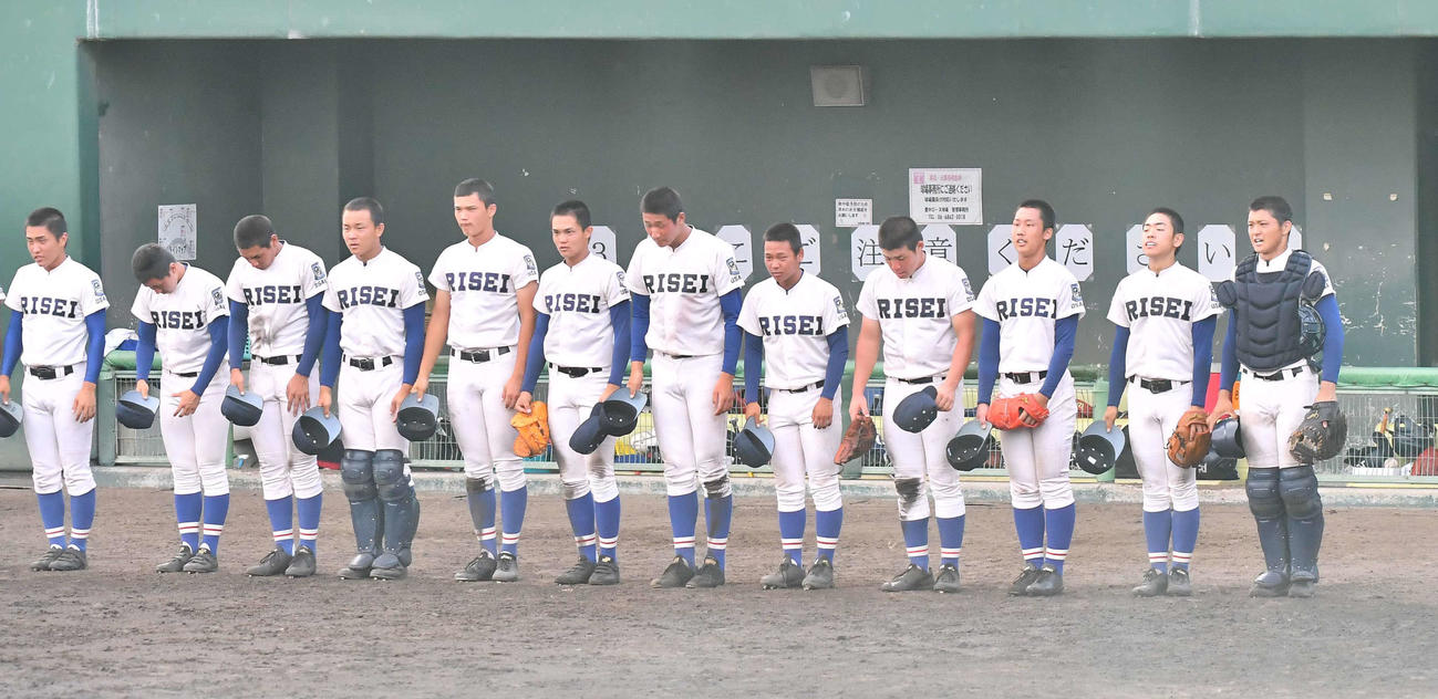 信太に勝利しグラウンドにあいさつする履正社ナイン（撮影・上田博志）
