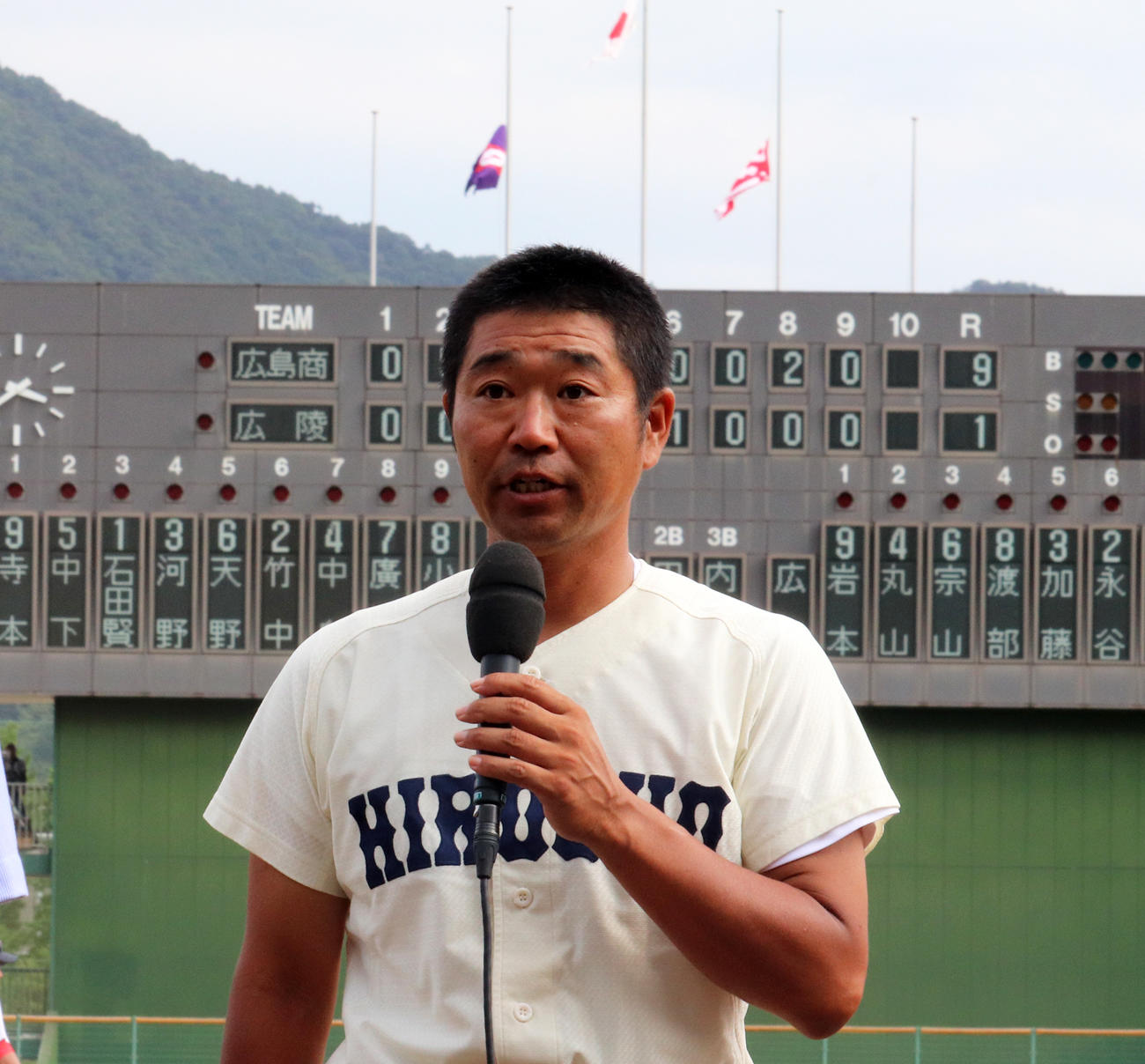 代替大会で優勝し、インタビューを受ける広島商・荒谷監督（撮影・前原淳）
