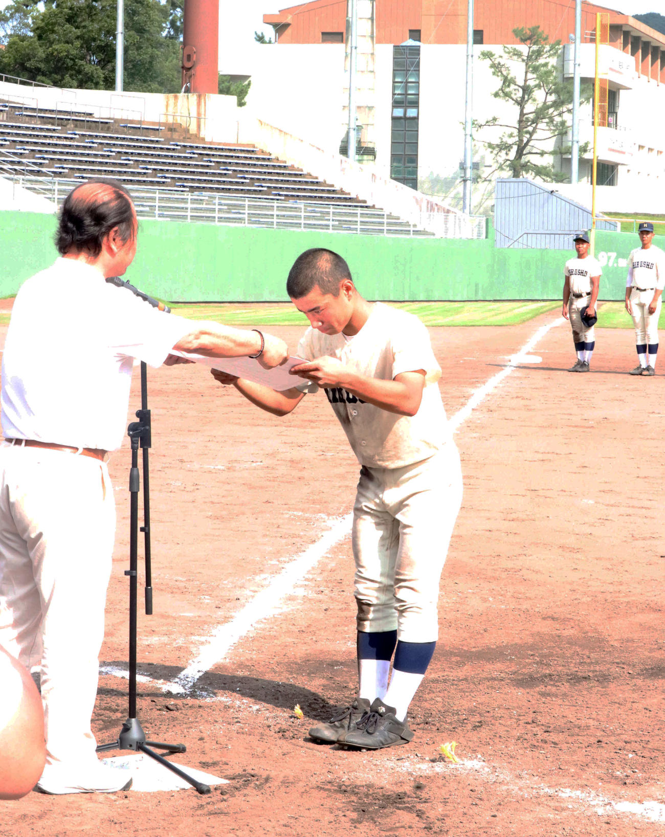 代替大会で優勝し、賞状を受け取る広島商・中島勇介主将（撮影・前原淳）