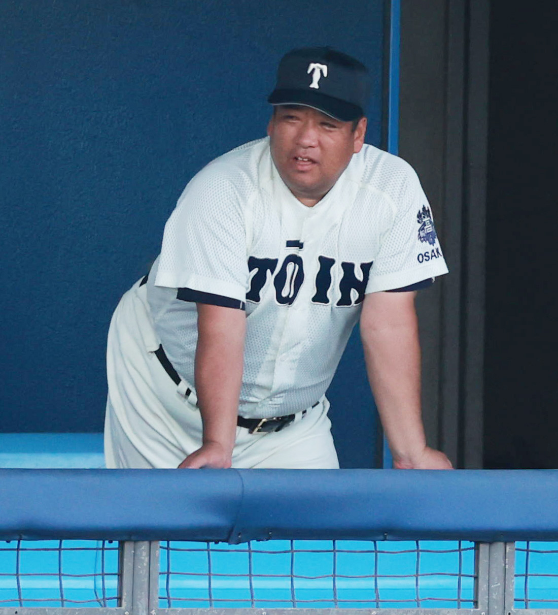 ベンチの大阪桐蔭・西谷監督（撮影・清水貴仁）