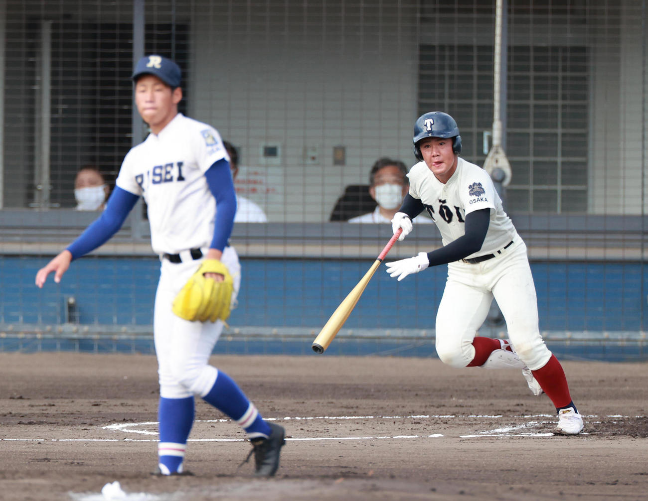2回表大阪桐蔭1死一塁、左中間へ先制適時二塁打を放つ吉安（撮影・清水貴仁）