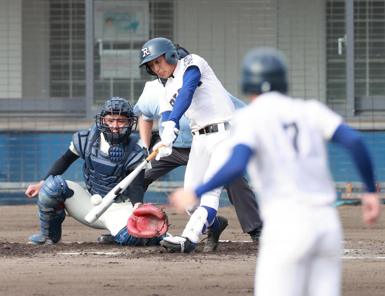 2回裏履正社無死満塁、三塁線をやぶる走者一掃の逆転適時二塁打を放つ中原（撮影・清水貴仁）