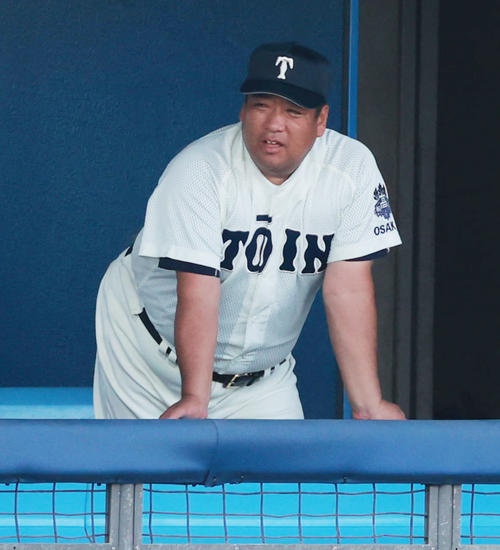 ベンチの大阪桐蔭・西谷監督（撮影・清水貴仁）