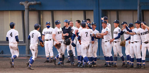 大阪桐蔭に勝利し歓喜の履正社ナイン（撮影・清水貴仁）