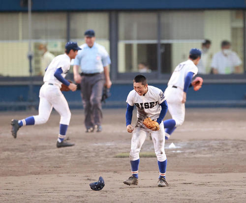 大阪桐蔭に勝利し歓喜の履正社ナイン（撮影・清水貴仁）