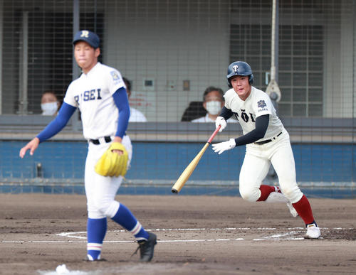 2回表大阪桐蔭1死一塁、左中間へ先制適時二塁打を放つ吉安（撮影・清水貴仁）