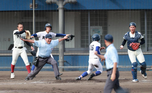 2回裏履正社無死満塁、中原の走者一掃の逆転適時二塁打で走者が生還する（撮影・清水貴仁）