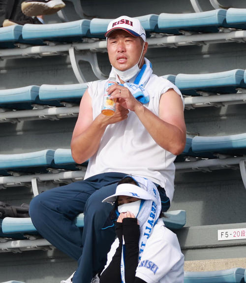 履正社4番の息子勇輔を応援する関本賢太郎氏（撮影・清水貴仁）