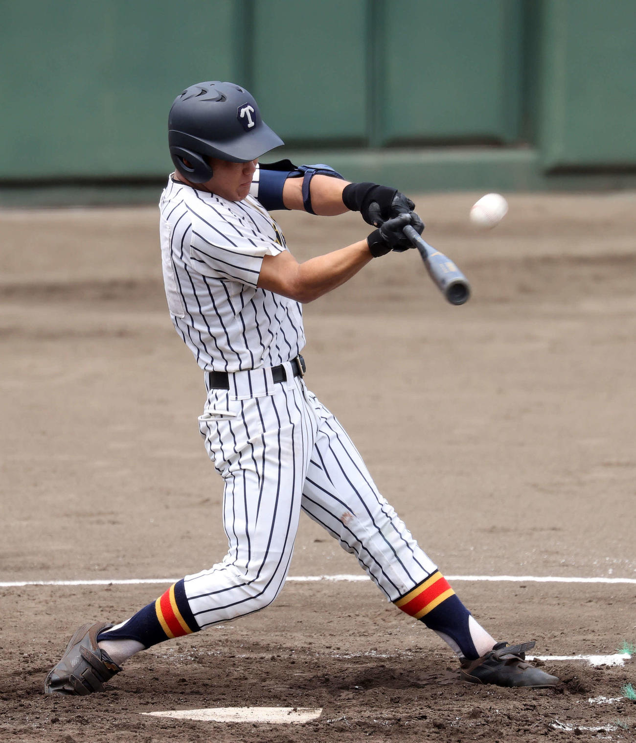帝京対東海大菅生　2回表帝京1死三塁、武藤は中犠飛を放つ（撮影・鈴木正人）