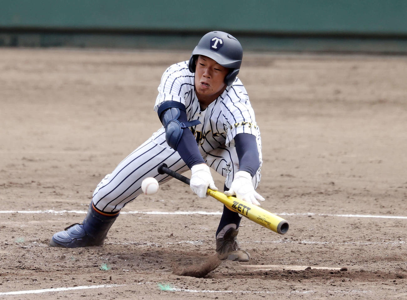 帝京対東海大菅生　5回表帝京1死一、三塁、田代はスクイズを決める（撮影・鈴木正人）
