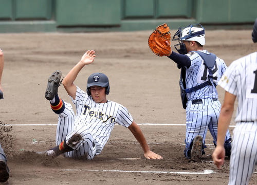 帝京対東海大菅生 2回表帝京1死三塁、武藤の中犠飛で加田が生還(撮影・鈴木正人)