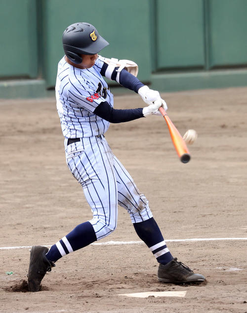 帝京対東海大菅生 9回裏東海大菅生無死満塁、臼井は右前サヨナラ打を放つ(撮影・鈴木正人)