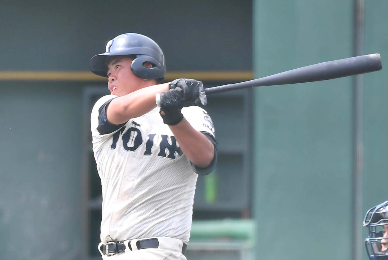 香里丘戦の4回、大阪桐蔭・西野力矢は左中間へ3点本塁打を放つ（撮影・上田博志）