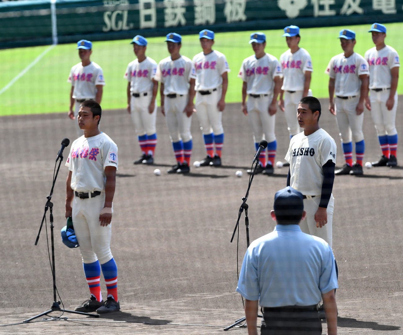 高校野球交流試合開会式で選手宣誓を行う花咲徳栄・井上、大分商・川瀬の両校主将（撮影・前岡正明）